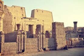 1900 aC: Inici de la construcció del complex de Karnak