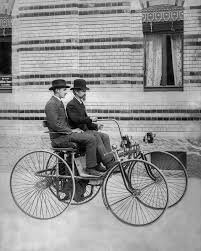 WILHELM MAYBACH y GOTTLIRB W. DAIMIER.