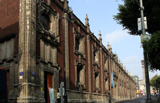 1752; Se funda el primer colegio con carácter de laico,