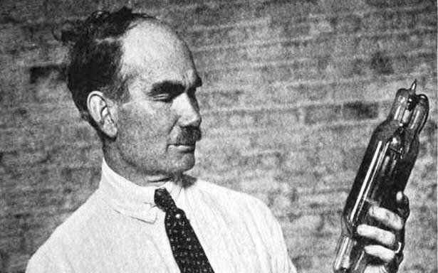 Lee deforest invents the electronic amplifying tube