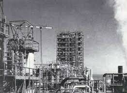 la economía se "petroliza", se descubre un manto petrolero