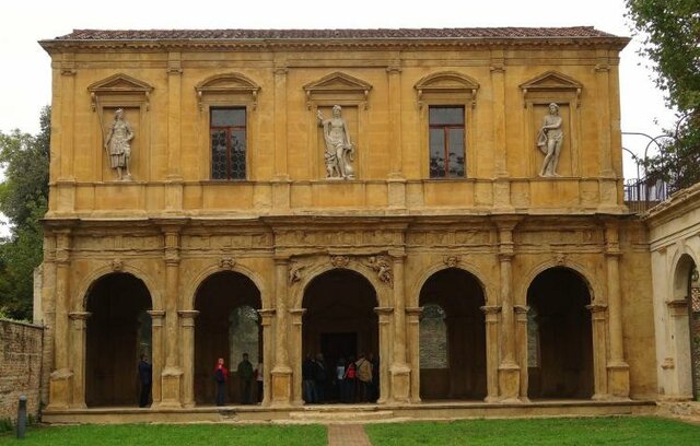 Casa Conardo. (Primeros intentos de teatro permanente)