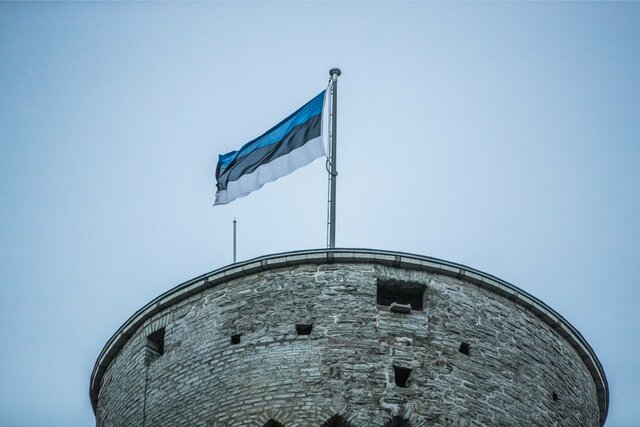 Sinimustvalge lipu heiskamine Pika Hermanni tornis