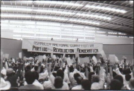 Se funda oficialmente el Partido de la Revolución Democrática (PRD).