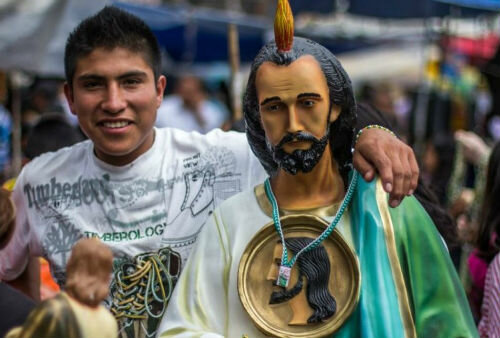 Se reforman algunos artículos de la Constitución para hacer más flexibles las leyes que se refieren a la Iglesia.