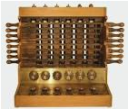 PRIMER CALCULADORA MECÁNICA