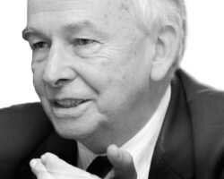 GUILLERMO HOYOS VÁSQUEZ (1935-2013)