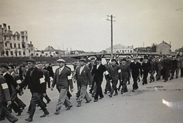 Omakaitse paraad Tartus peale linna vabastamist