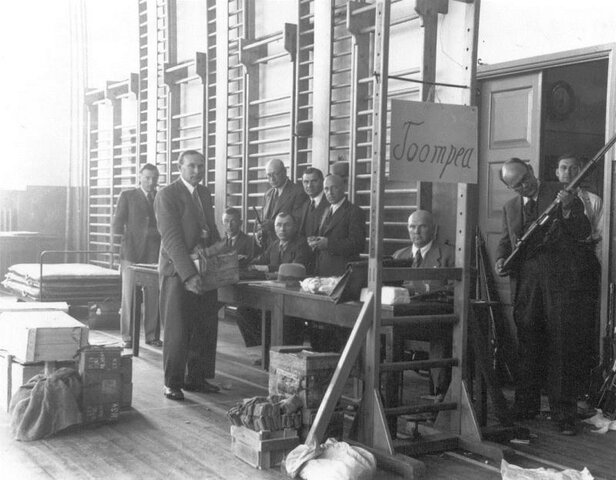 Eesti okupeeritakse punarmee ja baasiväe poolt