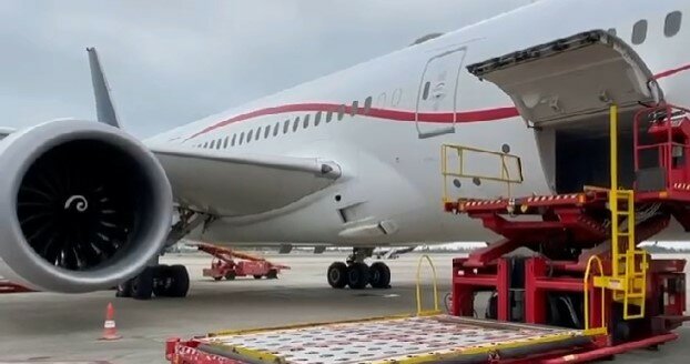 a plane goes from Barcelona to India with oxygen, to help the covida crisis 19