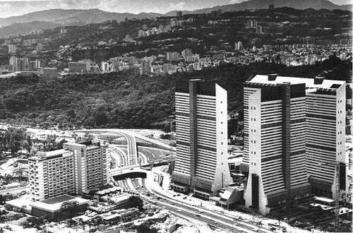 Construye cientos de viviendas, llegando a una cifra récord. Inaugurando también 28 universidades entre públicas y privadas.
