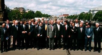 El Tratado de Ámsterdam modifica.