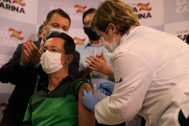 Santa Catarina vacina primeira pessoa contra Covid-19