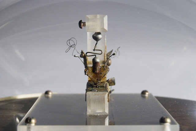 Primer Transistor