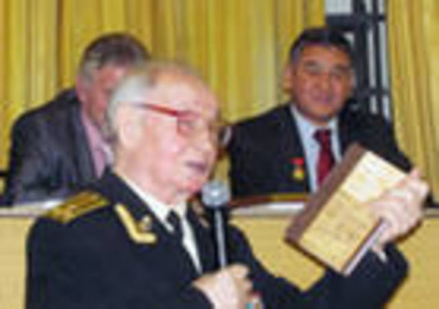 Лауреат ЦК ВЛКСМ и Госкомиздата СССР за произведение «Живая запятая». 1972 г