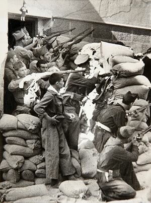 El general Francisco Franco decide destinar una importante parte de sus fuerzas para liberar a los rebeldes asediados en el Alcázar de Toledo. Franco concentra el poder entre los sublevados: es designado generalísimo y jefe del gobierno.
