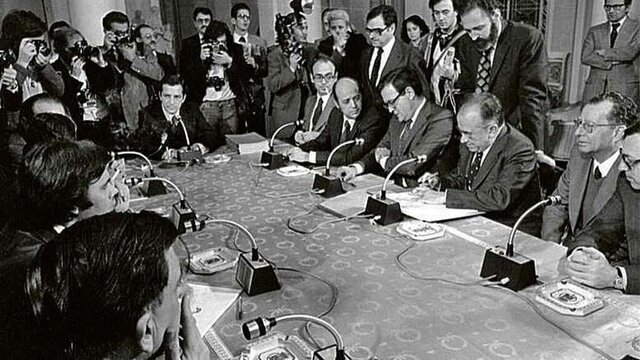 FIRMADOS PACTOS ASPECTOS ECONOMICOS EN EL PALACIO DE LA MONCLOA