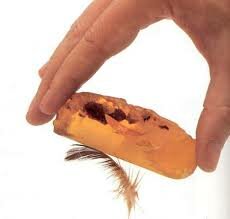 Tales de Mileto frota una piedra de ámbar con una piel y genera electricidad que atrae a una pluma (La llama "Electrón")