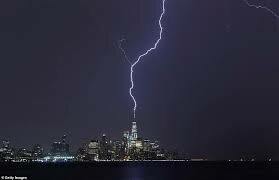 Benjamín Franklin demuestra que los rayos son descargas eléctricas y crea torres que los mandan a la tierra