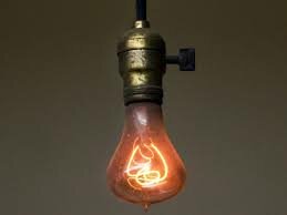 Thomas Alva Edison utilizando un globo al vació y un pedazo de bambú crea el primer foco incandescente