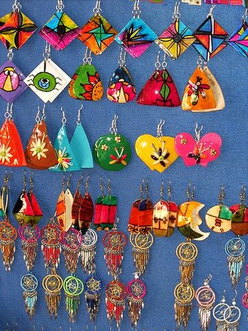 En el colegio vendiendo artesanias