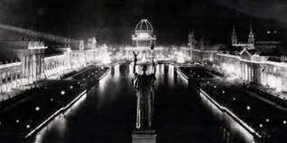 Nikola Tesla crea 700 patentes que logran demostrar la efectividad de su motor eléctrico, iluminando la feria mundial de Chicago