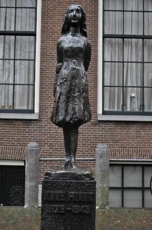 Placement of the statue of Anne Frank in Utrecht