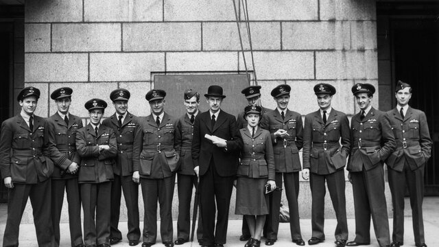 Hitler ajorna la invasió de la Gran Bretanya indefinidament.