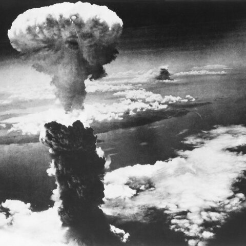 EUA llança una bomba nuclear a Hiroshima.