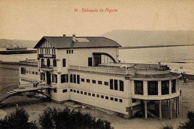 Ereagako hondartzan Igeretxe bainuetxea