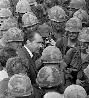 Nixon announces policy of Vietnamization