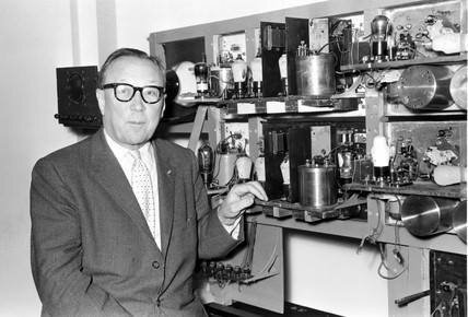 1935  Robert Watson Watt introduce el primer sistema de radar práctico.