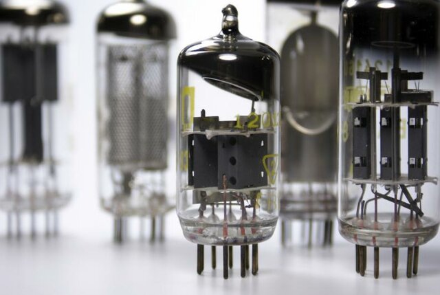 1946  Invención del transistor.