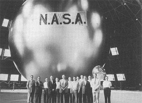1960 La NASA pone en órbita el primer satélite reflector pasivo.