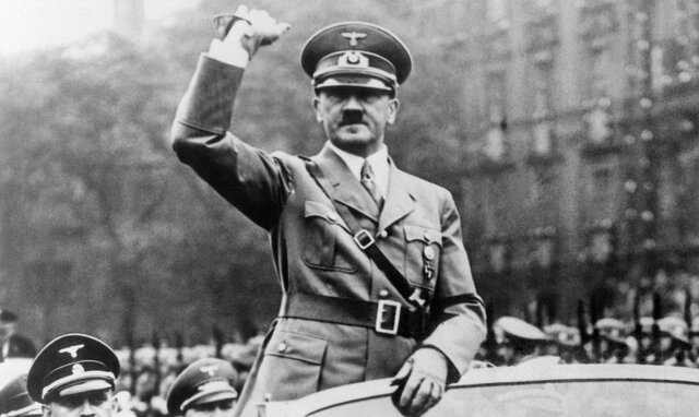 Hitler comienza su política expansiva.