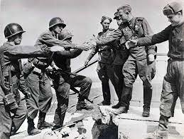 Encuentre entre las tropas soviéticas y estadounidenses.