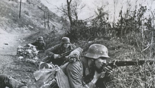 Italia ataca Grecia y el Egipto británico. Se inicia la guerra en los Balcanes y en el norte de África.