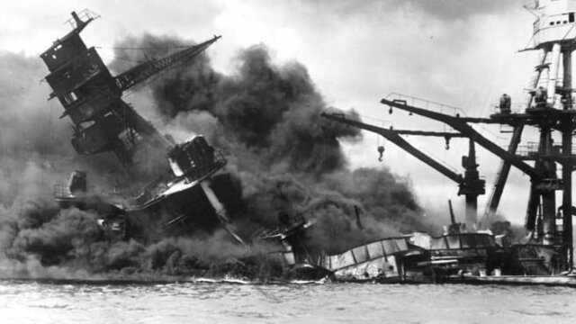 Ataque japonés sobre Pearl Harbor. EE.UU. entra en guerra.