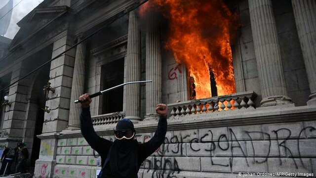 Incendian Congreso de Guatemala