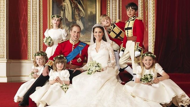 William (2nd in line to throne) marries Catherine Middleton