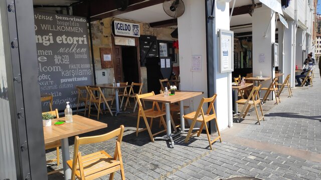 Tabernariek beraien zerbitzuak terrazetan eman