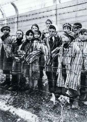 Krigen er over og overlevande reddast ut av leirar som Auschwitz