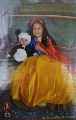 Celebrando Halloween con mi hermanito