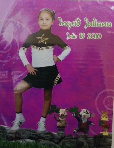 Luciendo mi uniforme de porras