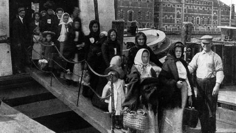 Début de l'immigration en provenance du Royaume-Uni