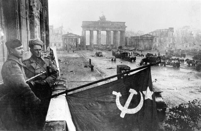 VENCIMIENTO RESISTENCIA ALEMANA // TROPAS SOVIÉTICAS Y ANGLOAMERICANAS ENTRAN EN ALEMANIA