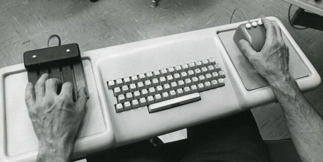 Primera computadora moderna, por Douglas Engelbart.