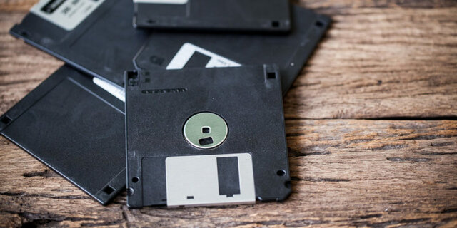 Disquete Floppy, creado por IBM para el intercambio de información entre computadores.