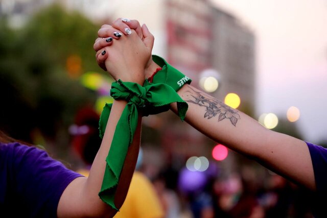 Dia Internacional de la Mujer Las calles se llenaron de pañoletas moradas y verdes este 8 de marzo. De Arica a Punta Arenas se registraron multitudinarias manifestaciones y marchas en el marco de la conmemoración del Día Internacional de la Mujer.