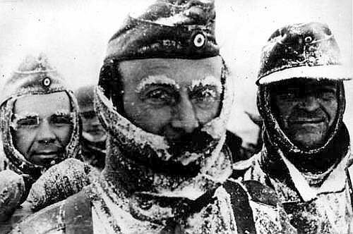 Alemania rompe el pacto con la URSS y los invade; estos son debilitados por el frío de Rusia